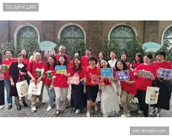 “冰丝带”观众席现感人一幕，小粉丝举牌为父亲选手加油