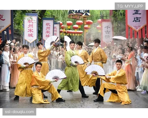 无广告插播的沉浸式直播：节间休息捕捉啦啦队表演与球员热身瞬间